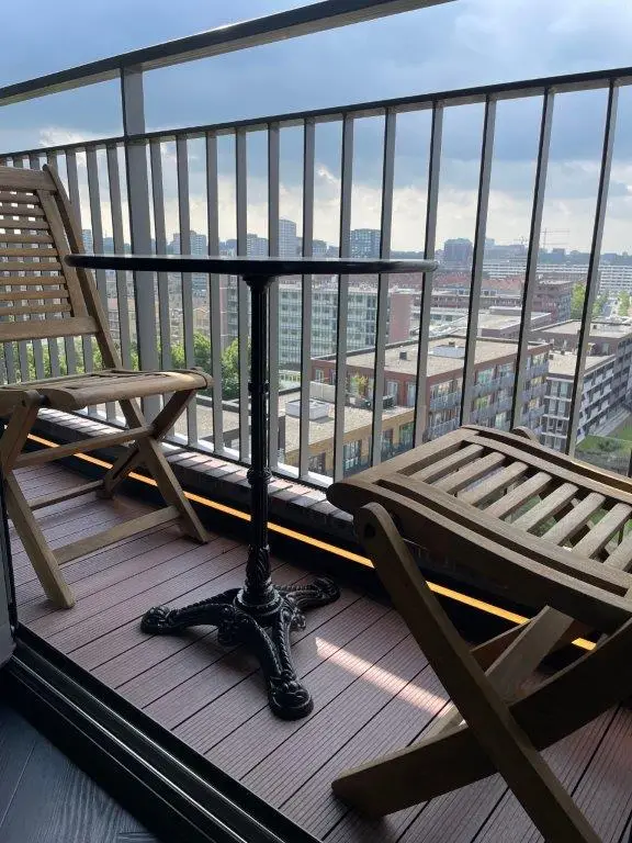 Design balkon met verlichting in appartement.