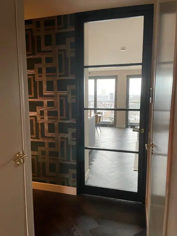 Plafond hoge deur Amsterdam geplaatst
