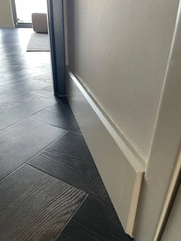 Plint met afgeschuinde rand voor minder stof op de plint
