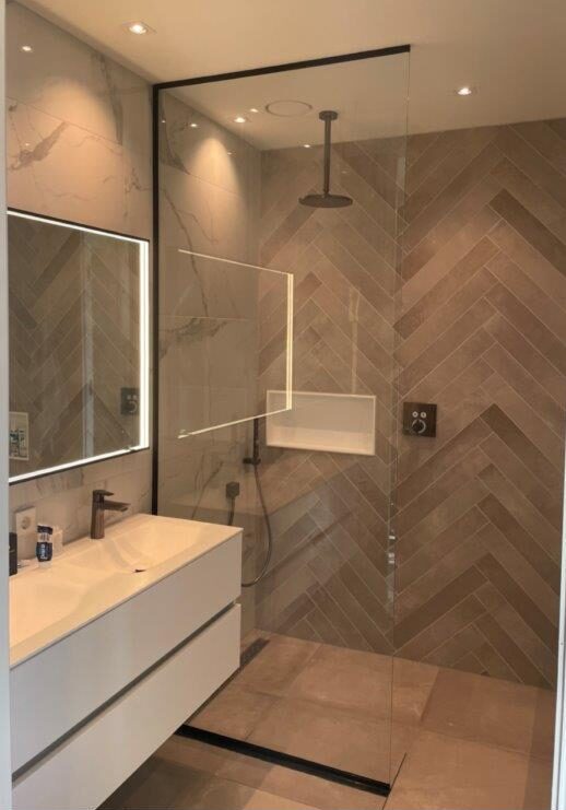 Exclusieve design badkamer ontwerp op maat door LucasBouwt douche wastafel plafondhoge douchewand