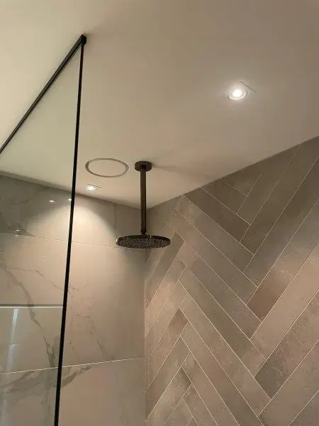 Exclusieve design badkamer ontworpen op maat door LucasBouwt douche plafondhoge douchewand instucbaar ventilatierooster