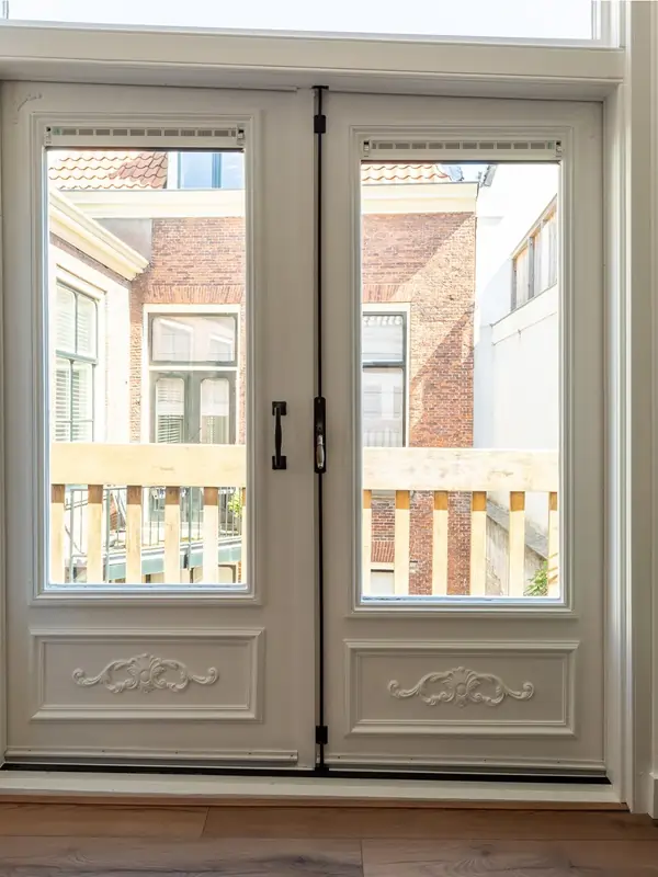 Oude gerestaureerde deuren met nieuw HR++ isolatieglas.