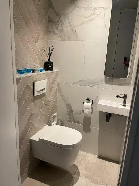 Ontwerp op maat toilet met Geberit DuoFresh geurafzuiging marmerlook tegels design toilet